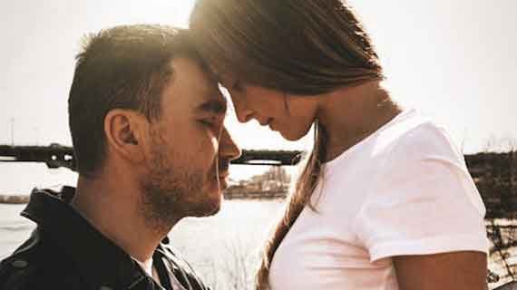 Reaksi Wanita Kena Pelet dan Cara Mengenalinya