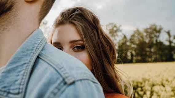 Tepuk Bantal Paling Ampuh Energi Rindu Malam