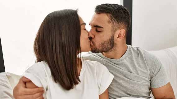 Cara Membuat Pria Jatuh Cinta Jarak Jauh Alami